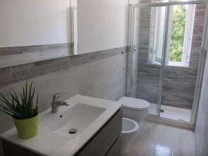 Koupelna v ubytování Appartamento Ai Giardini + 6 fotografií