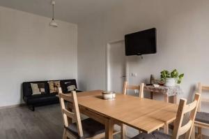 sala de estar con mesa de madera y sofá en Appartamento Ai Giardini, en Empoli