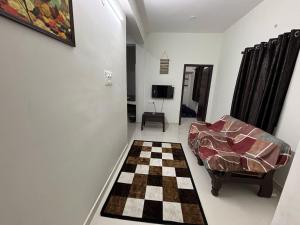 een woonkamer met een bank en een dambord vloer bij TVK Grands 7 - Premium Two Bedroom Apartment in Coimbatore