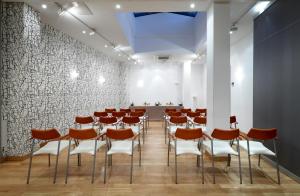 una sala de conferencias con un montón de sillas y una pared en Exe Hotel El Magistral, en Oviedo