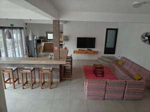 TV a/nebo společenská místnost v ubytování Villas Rocher - Deluxe Suite 2A