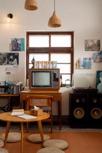 TV o dispositivi per l'intrattenimento presso 東衛參捌 陶藝旅店