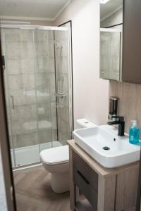 Uma casa de banho em JJs Lodge Ebor