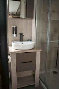 Uma casa de banho em JJs Lodge Ebor