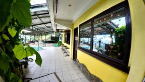 波尔多·格尼拉梦山Spa公寓酒店的黄色的建筑,设有配备桌椅的庭院