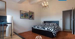Un pat sau paturi într-o cameră la Aix-en-Provence, Centre ville quartier Mazarin, magnifique loft