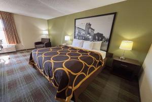 Postel nebo postele na pokoji v ubytování Super 8 by Wyndham Lincoln + 9 fotografií