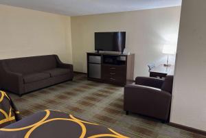 TV a/nebo společenská místnost v ubytování Super 8 by Wyndham Lincoln