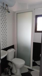 een badkamer met een toilet en een wastafel bij Tyankovi Houses in Varshets