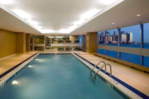 A piscina localizada em Hyatt Regency Jersey City on the Hudson ou nos arredores