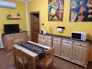 una sala da pranzo con tavolo e forno a microonde di i 4 musicisti a Sassari Altre 8 foto