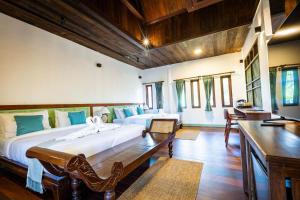 Postel nebo postele na pokoji v ubytování Ruean Thai Hotel