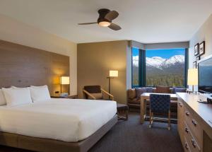 Postel nebo postele na pokoji v ubytování Hyatt Regency Lake Tahoe Resort, Spa & Casino