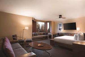 TV a/nebo společenská místnost v ubytování Hyatt Regency Lake Tahoe Resort, Spa & Casino