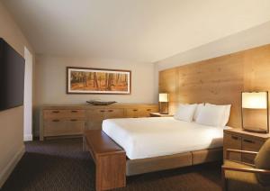 Postel nebo postele na pokoji v ubytování Hyatt Regency Lake Tahoe Resort, Spa & Casino