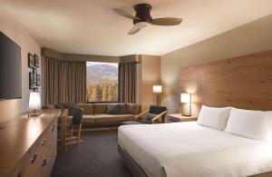 Postel nebo postele na pokoji v ubytování Hyatt Regency Lake Tahoe Resort, Spa & Casino + 37 fotografií