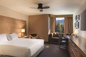 Postel nebo postele na pokoji v ubytování Hyatt Regency Lake Tahoe Resort, Spa & Casino