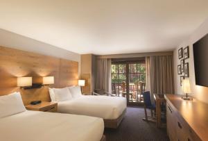 Postel nebo postele na pokoji v ubytování Hyatt Regency Lake Tahoe Resort, Spa & Casino
