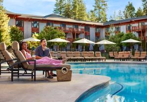 Bazén v ubytování Hyatt Regency Lake Tahoe Resort, Spa & Casino nebo v jeho okolí