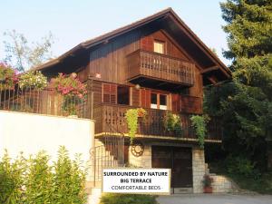 斯科吉卡Sunset Chalet的一座大型木屋,前面有标志