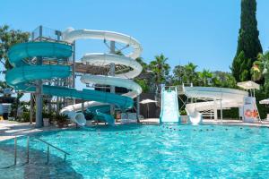 凯麦尔DoubleTree by Hilton Antalya-Kemer All-Inclusive Resort的度假村泳池里的水滑梯
