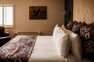 Postel nebo postele na pokoji v ubytování Tailwater Lodge Altmar, Tapestry Collection By Hilton