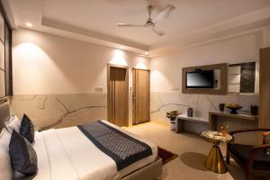 TV a/nebo společenská místnost v ubytování Hotel DELHI 37 by STAR GROUP