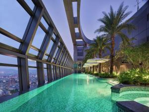 Hilton Taipei Sinban 내부 또는 인근 수영장