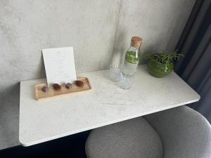 una bottiglia di vino e una scatola di datteri su un tavolo di Hôtel égide a Espalion Altre 13 foto