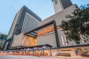 宿务Cushy Condo at Avida, IT Park Cebu的侧面有标志的建筑物