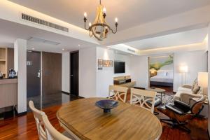 DoubleTree by Hilton Phuket Banthai Resort的电视和/或娱乐中心