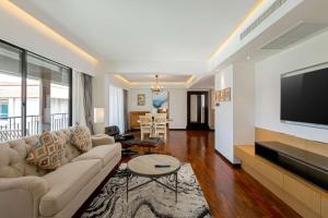 DoubleTree by Hilton Phuket Banthai Resort的电视和/或娱乐中心