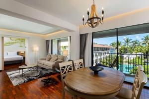 DoubleTree by Hilton Phuket Banthai Resort的阳台或露台
