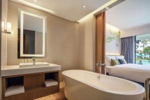 DoubleTree by Hilton Phuket Banthai Resort的一间浴室