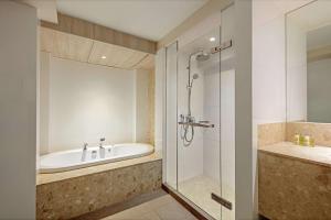 DoubleTree by Hilton Phuket Banthai Resort的一间浴室