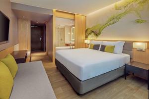 DoubleTree by Hilton Phuket Banthai Resort客房内的一张或多张床位