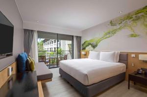 DoubleTree by Hilton Phuket Banthai Resort客房内的一张或多张床位