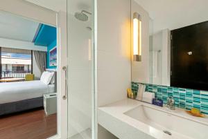 DoubleTree by Hilton Phuket Banthai Resort客房内的一张或多张床位