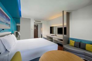 DoubleTree by Hilton Phuket Banthai Resort客房内的一张或多张床位