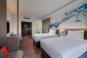 DoubleTree by Hilton Phuket Banthai Resort客房内的一张或多张床位