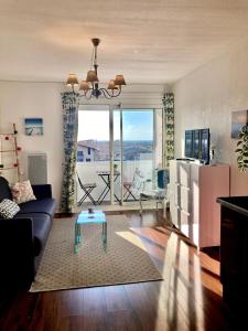 TV a/nebo společenská místnost v ubytování SEA view from BED 100M Beach, Free Parking, Surf