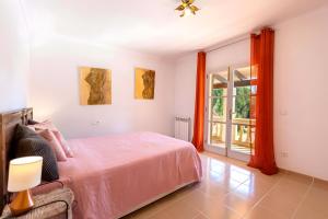 une chambre avec un lit et une fenêtre dans l'établissement Pura Vida, à Son Servera 18 autres photos