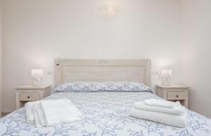Un dormitorio con una cama con toallas. en Rooms Boutique, en Baja Sardinia