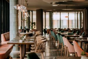 Hilton Swinoujscie Resort And Spa餐厅或其他用餐的地方