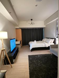 Ένα ή περισσότερα κρεβάτια σε δωμάτιο στο 81 Newport Blvd Cluster 4 Unit B 3rd flr by Rechelle Nunag