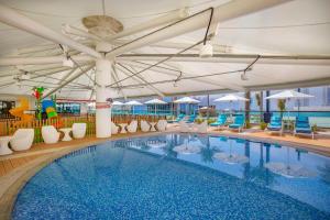 Bazén v ubytování Hilton Dubai Palm Jumeirah nebo v jeho okolí