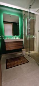 une salle de bain avec un lavabo et un miroir dans l'établissement Appartement Domaine de Noria, à Marrakech