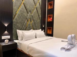 Postel nebo postele na pokoji v ubytování Hotel Sky Suite-Sahar Cargo And Intl Airport