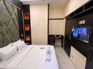 TV a/nebo společenská místnost v ubytování Hotel Sky Suite-Sahar Cargo And Intl Airport