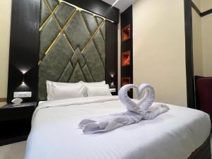 Postel nebo postele na pokoji v ubytování Hotel Sky Suite-Sahar Cargo And Intl Airport